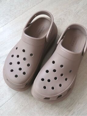 CROCS Classic Plateform Crush Clog in Taupe Beige